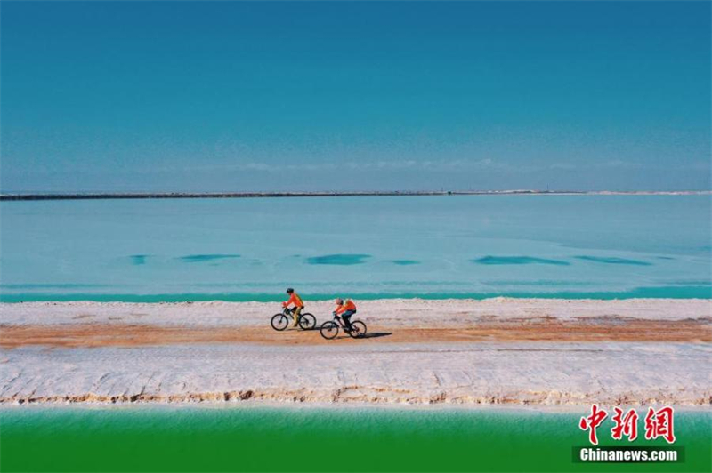 Qinghai : des cyclistes s'affrontent le long des paysages spectaculaires du lac émeraude