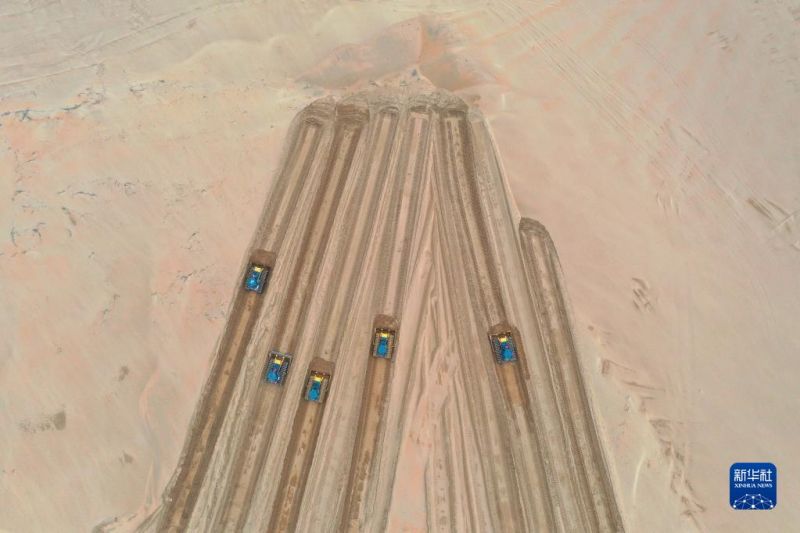 Mongolie intérieure : des véhicules d'ingénierie mécanique?travaillent?dans le désert