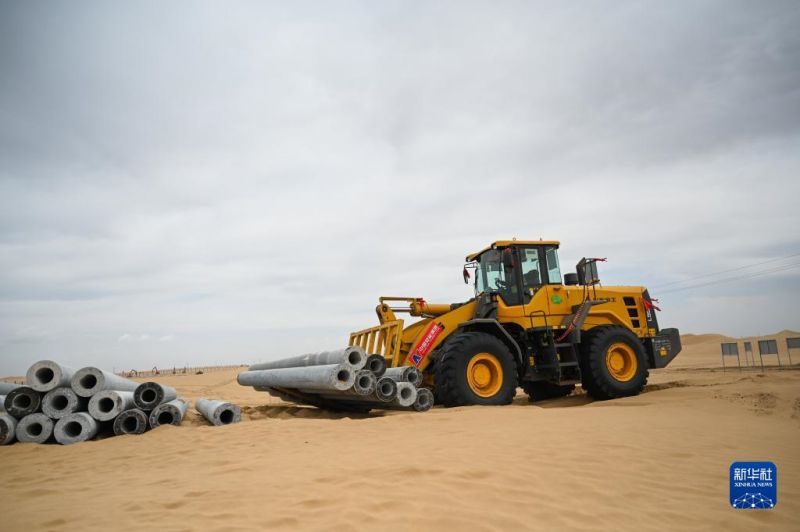 Mongolie intérieure : des véhicules d'ingénierie mécanique?travaillent?dans le désert