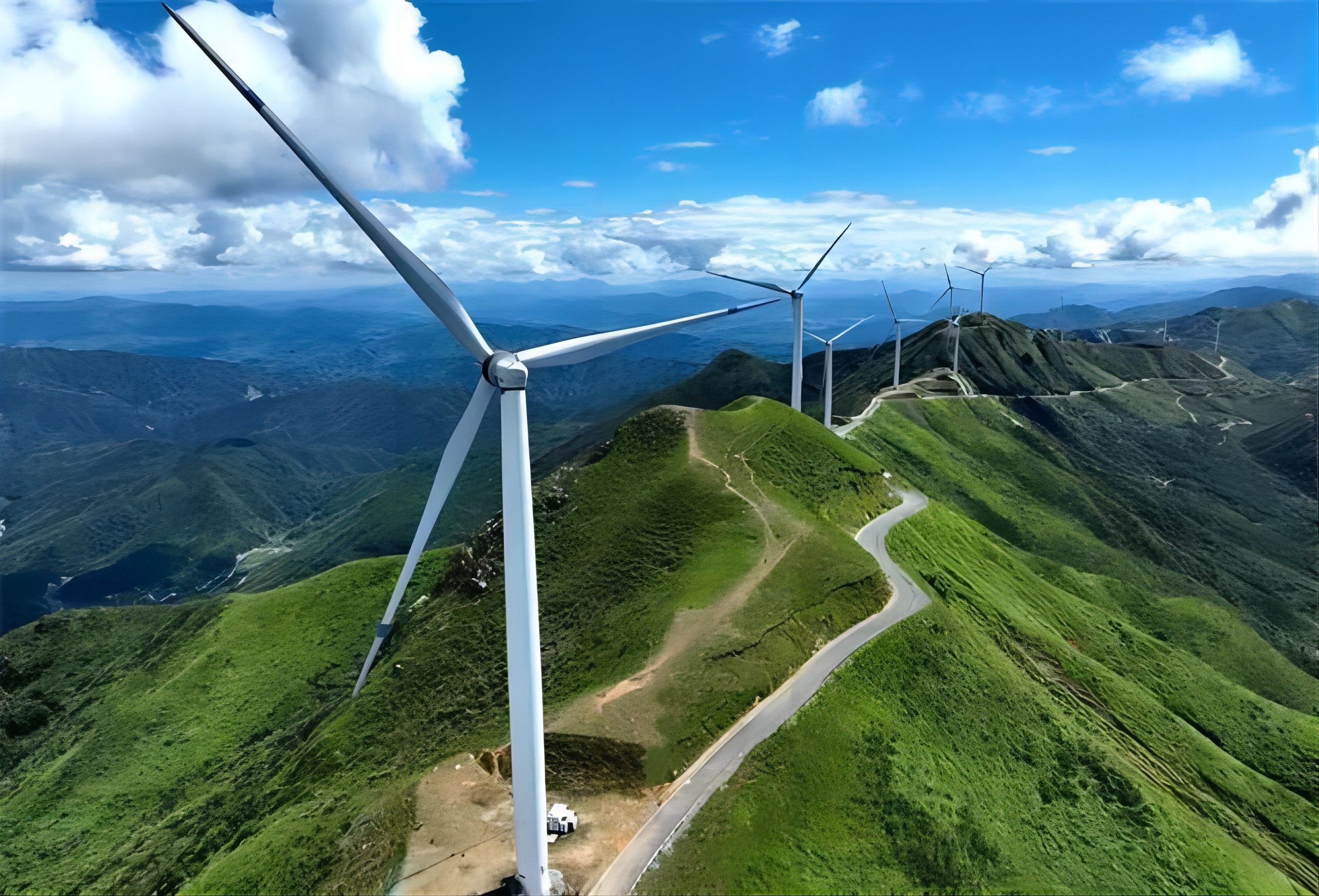 Une zone éolienne est visible au sommet d'une colline dans le comté de Suichuan, dans la province du Jiangxi (est de la Chine).