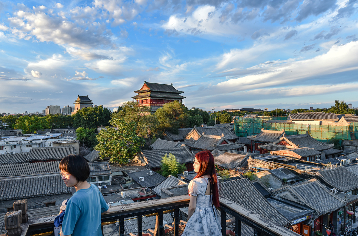 Des Chinois contemplent la vue depuis la terrace d’un café à Shichahai dans le centre de Beijing, le 10 juin 2023. (Photo / Xinhua)