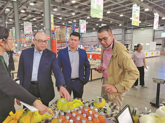 Des entrepreneurs du Honduras visitent un parc de commerce électronique transfrontalier à Nanjing, capitale de la province du Jiangsu (est de la Chine). (Zhu Xiao / Xinhua)