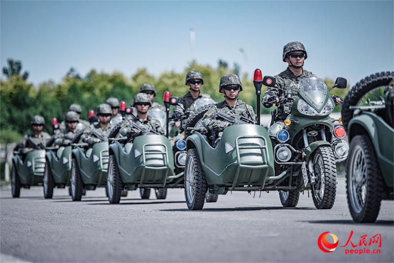 Tianjin?: des éclaireurs de la police armée participent à une formation à la conduite