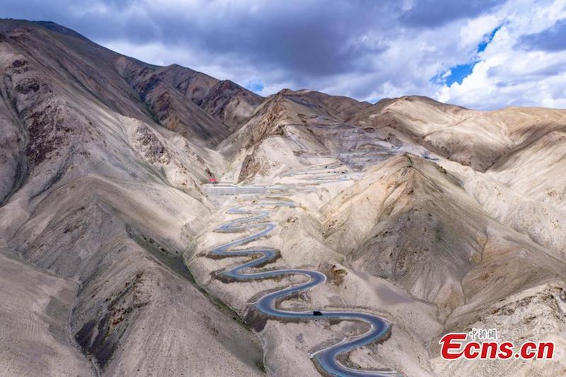 Xinjiang?: la spectaculaire route en forme de dragon de Panlong et ses 600 virages en épingle à cheveux