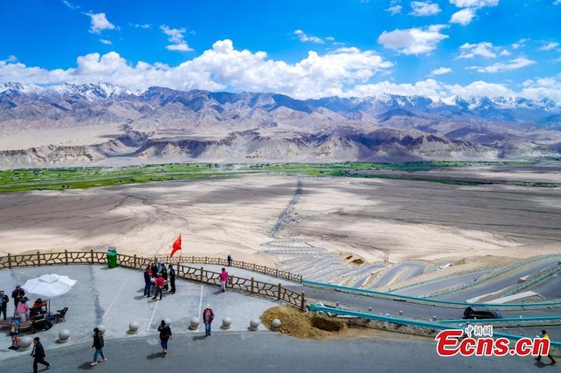 Xinjiang?: la spectaculaire route en forme de dragon de Panlong et ses 600 virages en épingle à cheveux
