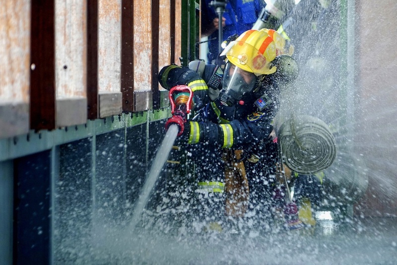 Guangdong?: Les pompiers impressionnent lors d'un concours de lutte contre l'incendie