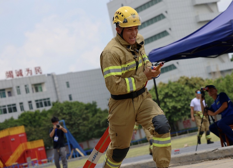 Guangdong?: Les pompiers impressionnent lors d'un concours de lutte contre l'incendie