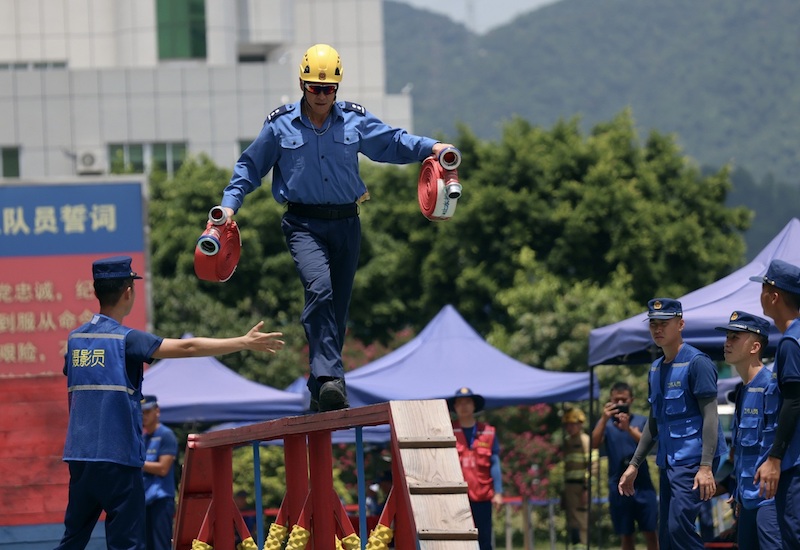 Guangdong?: Les pompiers impressionnent lors d'un concours de lutte contre l'incendie