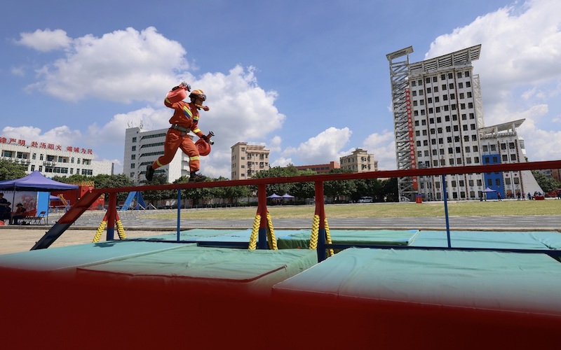 Guangdong?: Les pompiers impressionnent lors d'un concours de lutte contre l'incendie