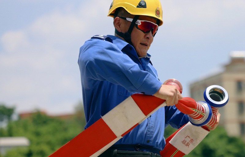 Guangdong?: Les pompiers impressionnent lors d'un concours de lutte contre l'incendie