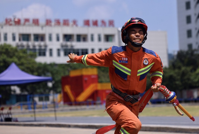 Guangdong?: Les pompiers impressionnent lors d'un concours de lutte contre l'incendie