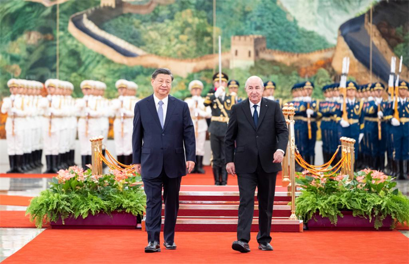 Xi Jinping s'entretient avec le président algérien