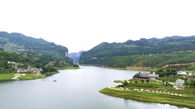 Guizhou: les montagnes verdoyantes et les eaux limpides ornent les sites pittoresques