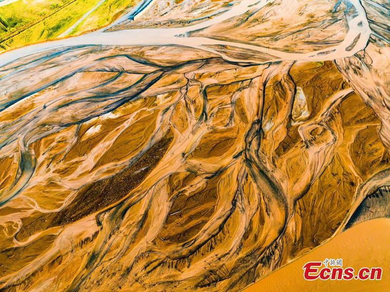 Xinjiang: les étonnants bras d'eau de la rivière Cherchen