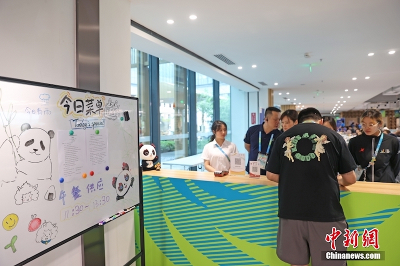 Sichuan : en visite au restaurant des médias au Centre principal des médias de l'Universiade de Chengdu