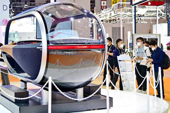 Lors de la 5e CIIE, des commer?ants du monde entier ont mené des négociations commerciales avec des exposants. Photo prise le 8 novembre 2022. (Zhu Haipeng / Pic.people.com.cn)