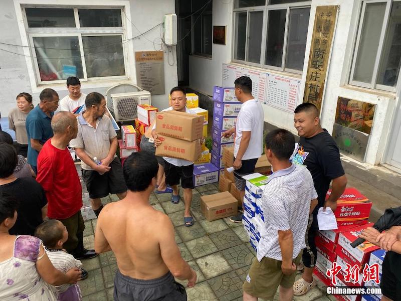Hebei : des milliers de personnes investies dans les secours d'urgence et contre les inondations à Laishui