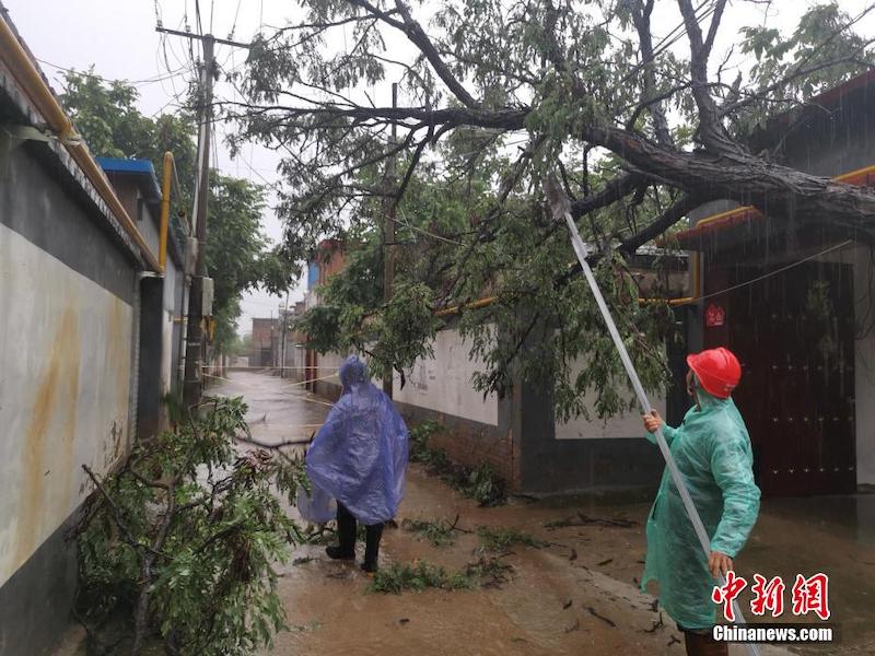 Hebei : des milliers de personnes investies dans les secours d'urgence et contre les inondations à Laishui