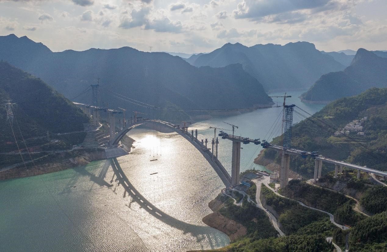 Le méga pont Tian'e Longtan, dans la région autonome Zhuang du Guangxi (sud de la Chine), est en construction. (Le Quotidien du Peuple en ligne/Ma Huabin)