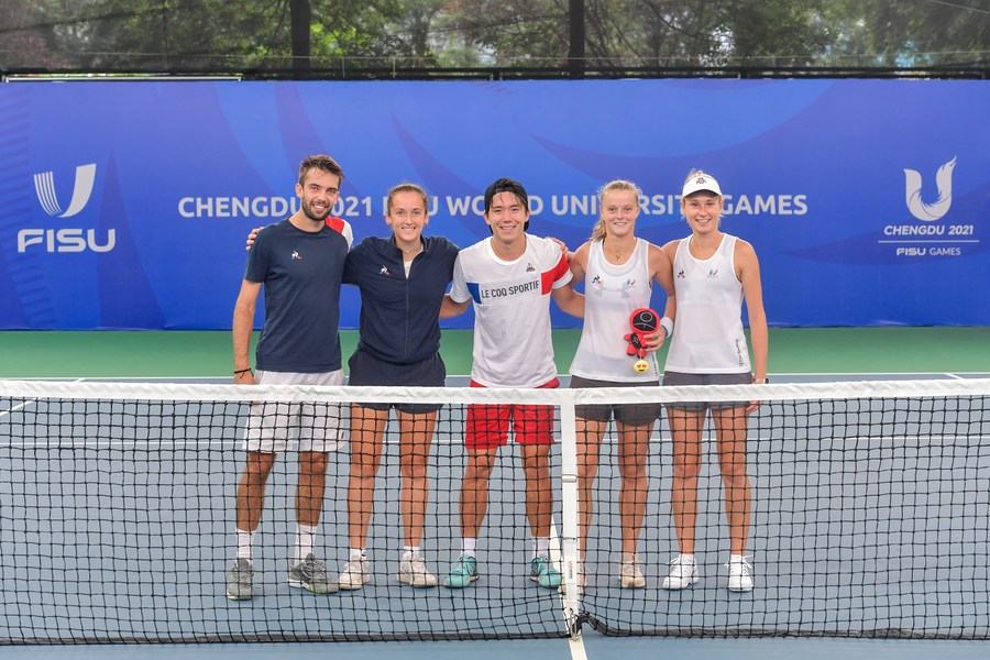 Des joueurs fran?ais de tennis posent pour une photo de groupe au Centre international du tennis Chuantou, à Chengdu, capitale de la province chinoise du Sichuan (sud-ouest). (Photo fournie par le service d'informations de l'Universiade)