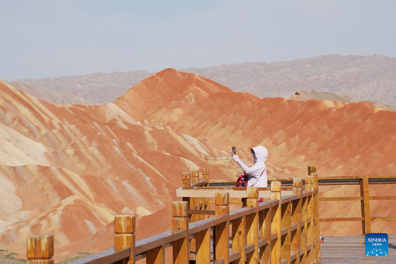 Gansu : le Parc géologique national de Danxia attire les touristes avec ses paysages uniques