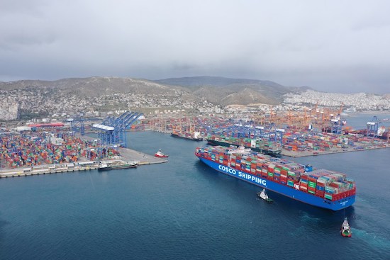 Photo d'un porte-conteneurs de COSCO Shipping au port du Pirée. (Wu Lu / Xinhua)