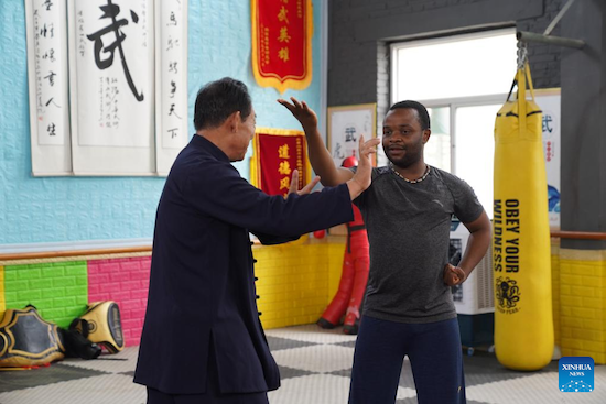 Carlos Nehemias Maposse, un étudiant mozambicain, pratique les arts martiaux chinois dans la ville de Linfen, dans la province du Shanxi (nord de la Chine), le 10 ao?t 2023. (Chen Zhihao / Xinhua)