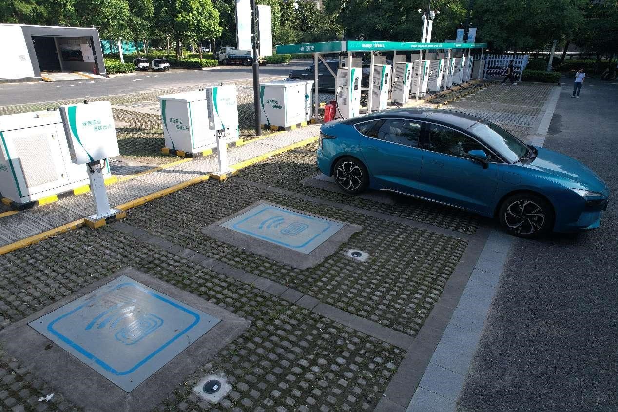Une voiture à énergie nouvelle se recharge à l'aide d'une borne sans fil dans le village des Jeux asiatiques de Hangzhou. (Long Wei / Le Quotidien du Peuple en ligne)
