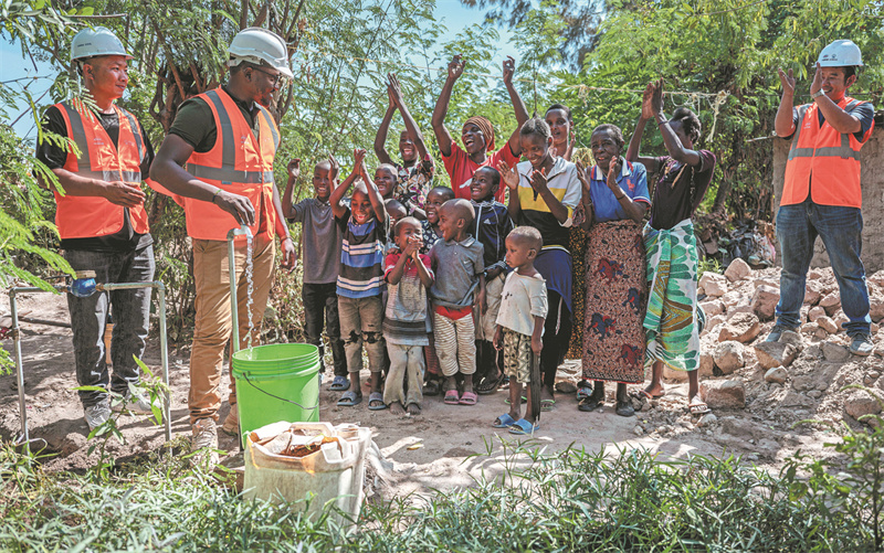 Un ingénieur local rejoint une entreprise chinoise pour mettre en place un important projet d'approvisionnement en eau en Tanzanie