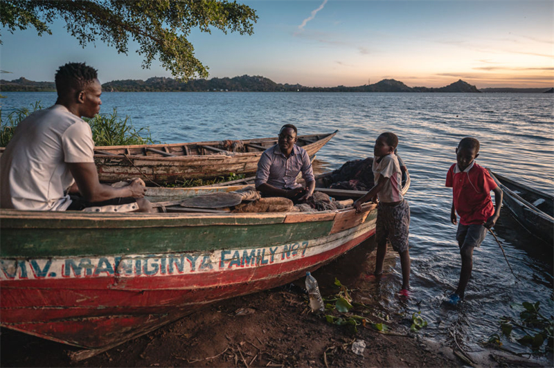 Un ingénieur local rejoint une entreprise chinoise pour mettre en place un important projet d'approvisionnement en eau en Tanzanie
