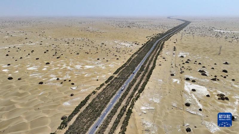 Xinjiang : l'autoroute sans carbone dans le Désert du Taklamakan