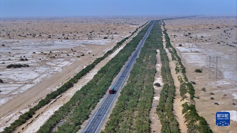 Xinjiang : l'autoroute sans carbone dans le Désert du Taklamakan
