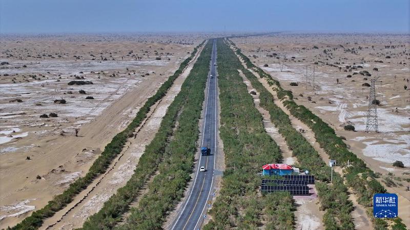 Xinjiang : l'autoroute sans carbone dans le Désert du Taklamakan