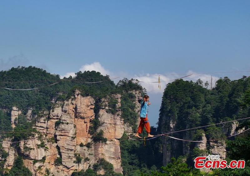 Hunan : des funambules réalisent une traversée spectaculaire