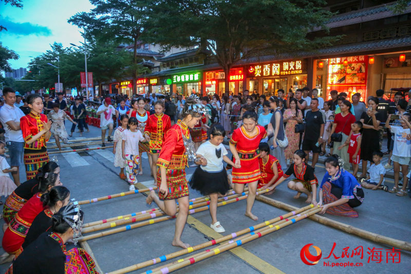 Hainan : la danse du bambou, le banquet sur table longue... les touristes go?tent ? le style ethnique le plus éblouissant ? à Baoting