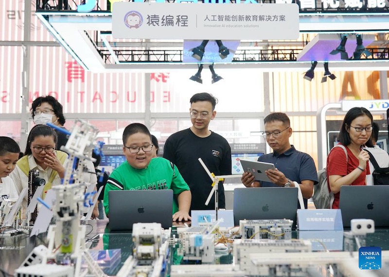 Les technologies de pointe attirent les visiteurs à la CIFTIS 2023 à Beijing