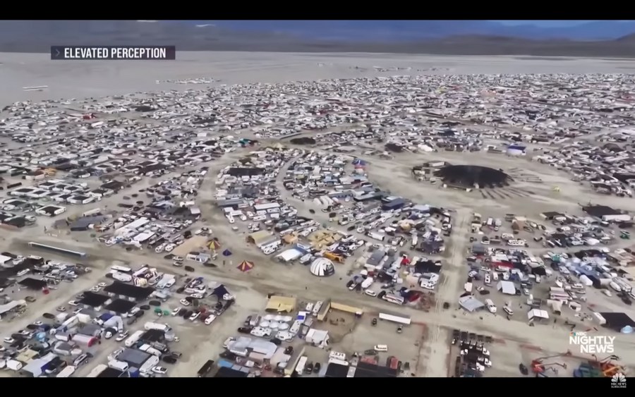 Capture d'écran de l'édition du soir du journal télévisé du réseau de télévision américaine NBC, montrant des gens et leurs véhicules, ainsi que leurs tentes lors du festival annuel du Burning Man, dans l'Etat du Nevada, dans l'ouest des Etats-Unis, le 3 septembre 2023. (Xinhua)