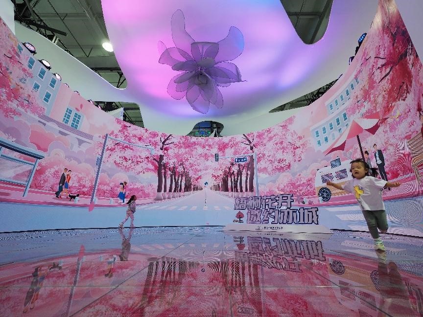 Le 2 septembre 2023, des visiteurs découvrent le hall d'exposition des services culturels et touristiques dans la zone d'exposition du parc Shougang du Salon international du commerce de services de Chine 2023 à Yizhuang, à Beijing. (Du Jianpo / Pic.People.com.cn)