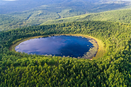 Photo aérienne du paysage de Tianchi (Lac céleste) à Arxan de la Ligue de Hinggan, dans la région autonome de Mongolie intérieure, dans le nord de la Chine, le 31 ao?t 2023. (Photo : Lian Zhen)