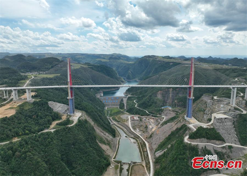 Le premier pont au monde au-dessus d'un canyon de montagne est en cours de construction