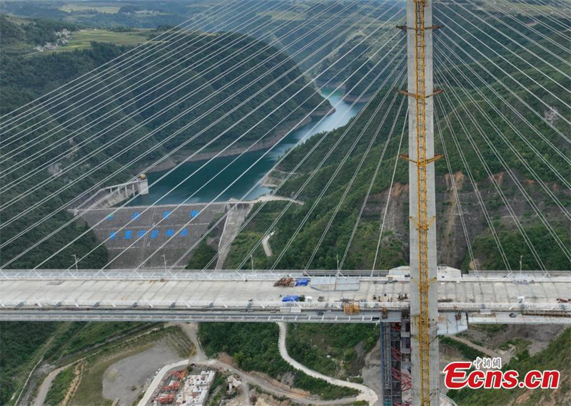 Le premier pont au monde au-dessus d'un canyon de montagne est en cours de construction