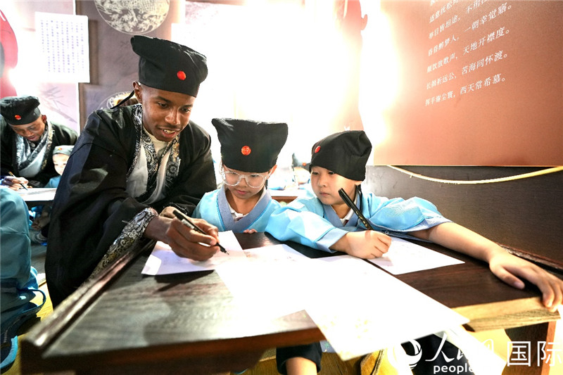 Les finalistes du Concours international d'histoires ? Les caractères chinois et moi ? 2023 font leur entrée à l'Académie Haihui