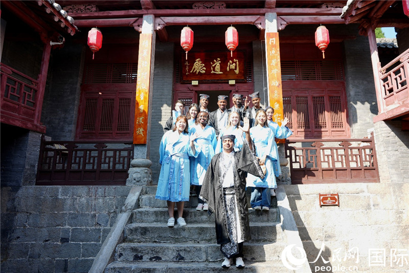 Les finalistes du Concours international d'histoires ? Les caractères chinois et moi ? 2023 font leur entrée à l'Académie Haihui