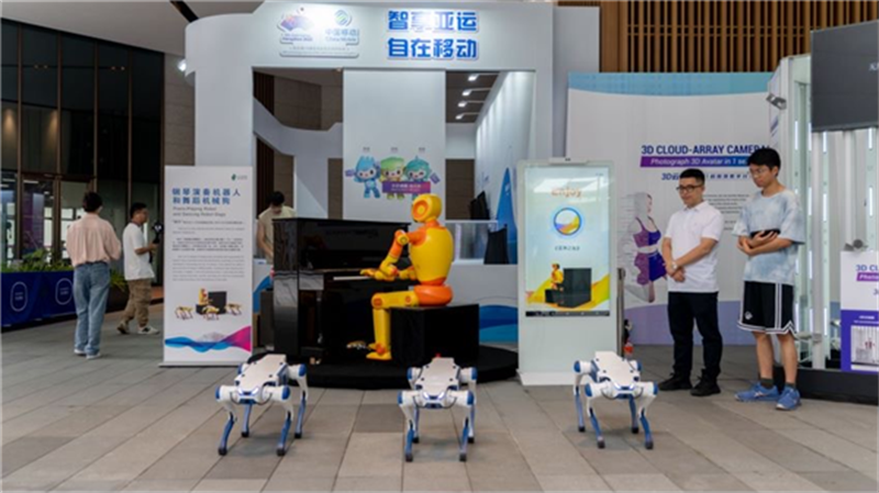 Le pianiste robot Xiaole et trois compagnons chiens-robots. (Photo / hangzhou 2022.cn)