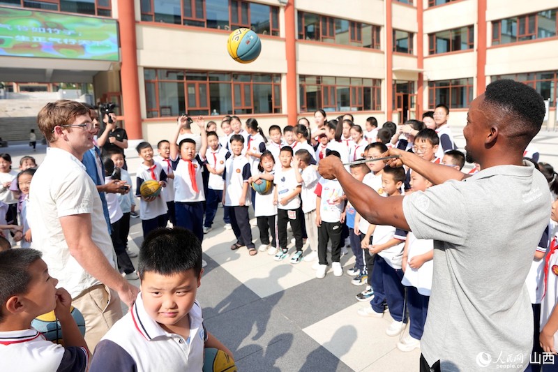 Les finalistes du Concours international d'histoires ? Les caractères chinois et moi ? 2023 découvrent un nouveau mode de vie dans les villages en Chine