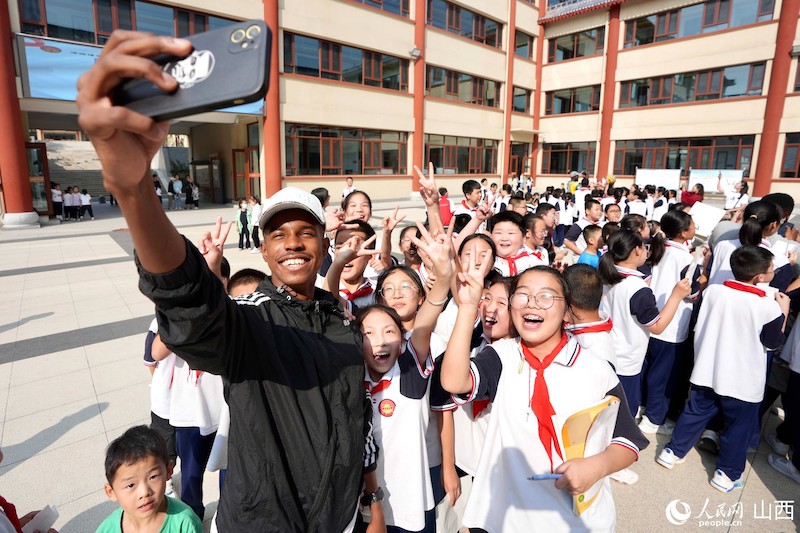 Les finalistes du Concours international d'histoires ? Les caractères chinois et moi ? 2023 découvrent un nouveau mode de vie dans les villages en Chine