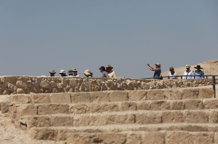 Des visiteurs au site culturel de Tell es-Sultan, situé à Jéricho en Cisjordanie, le 18 septembre 2023. (Xinhua/Ayman Nobani)