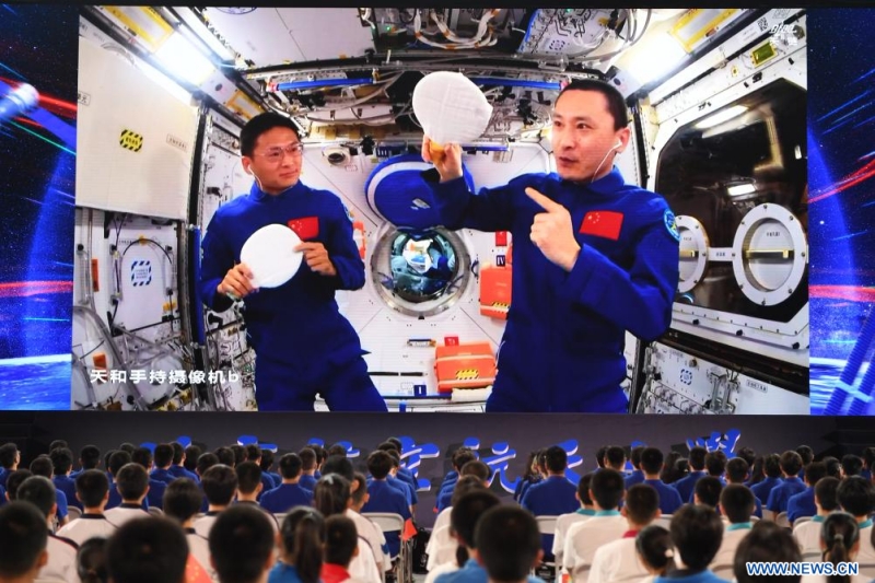 Les astronautes chinois donnent un cours depuis la station spatiale