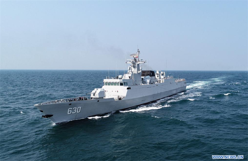 La marine de l'APL porte secours à deux pêcheurs philippins