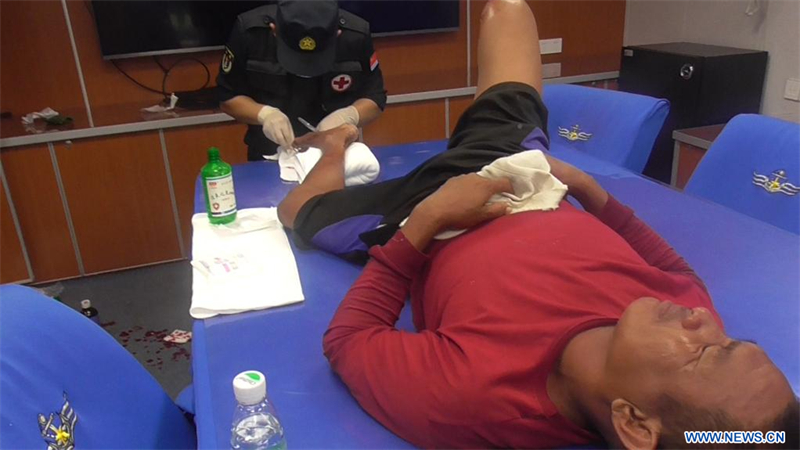 La marine de l'APL porte secours à deux pêcheurs philippins